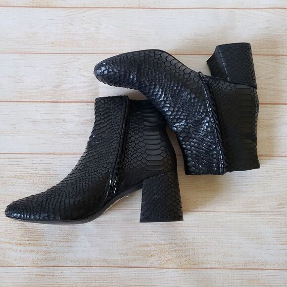 Steve Madden Crocodile Look Black Ankle Boots Booties Block Heel Women's Size 8M - Picture 1 of 15